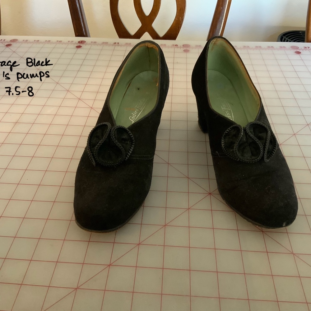 Vintage 1940’s Black Suede Pump Size 8